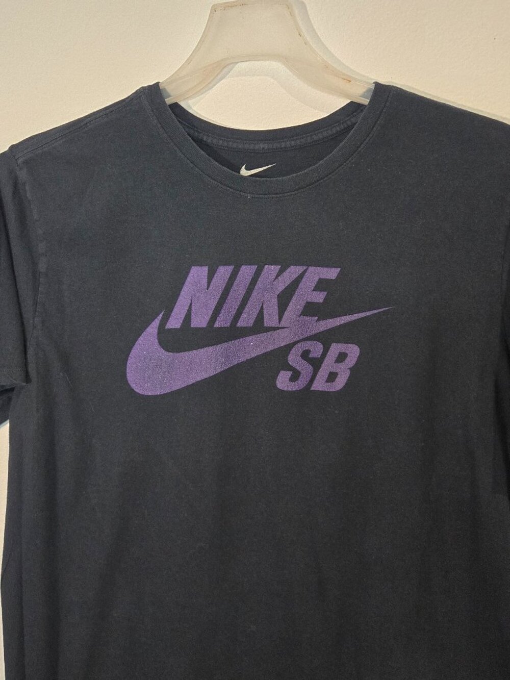 NIKE SB T-shirt Size L Black Purple logo Gently